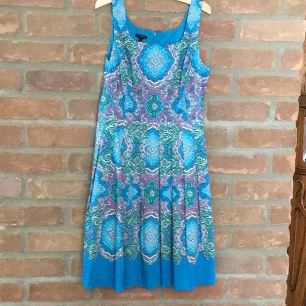 Sleeveless knee-length dress